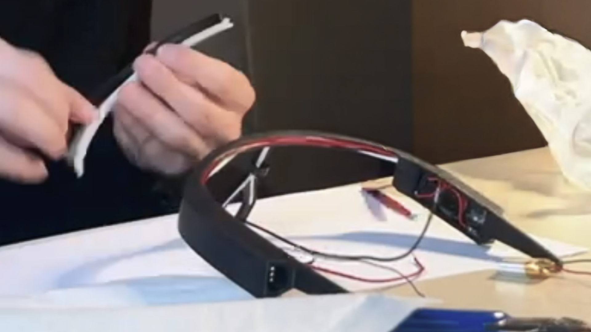 Air purifying glasses